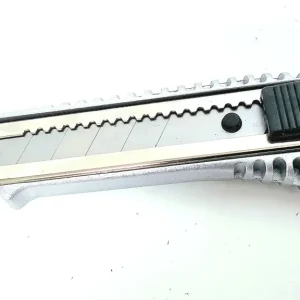 Cutter en métal auto rétractable