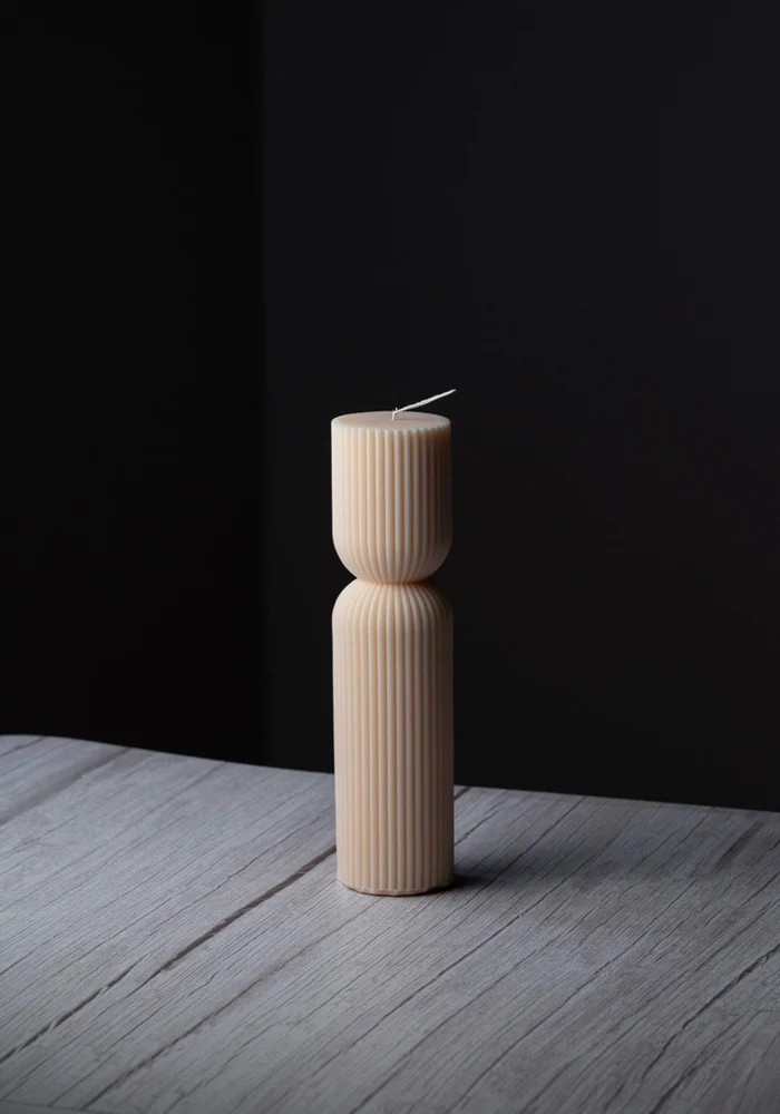 Bougie Pillier Resserrée Et Striée Vanille Grand Modèle – Image 2