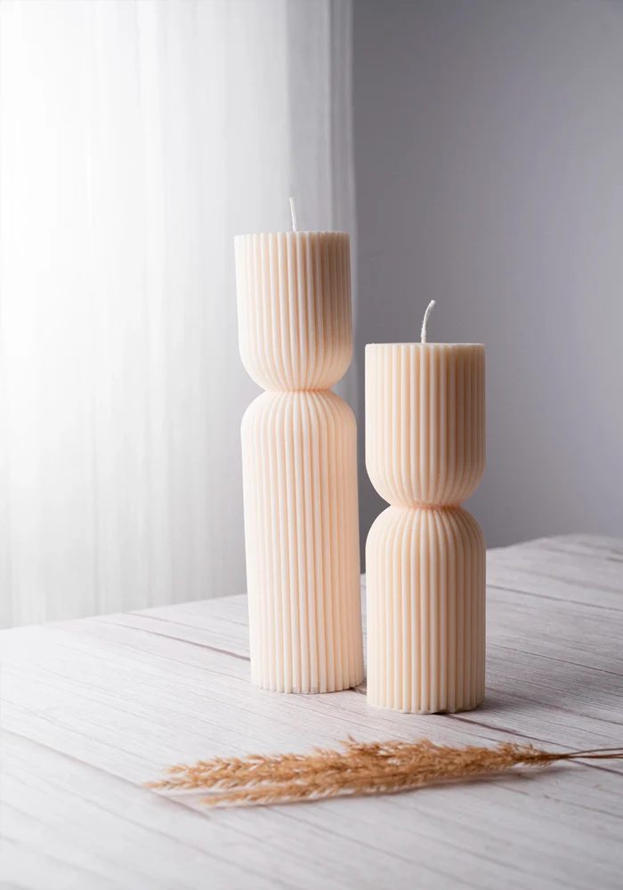 Bougie Pillier Resserrée Et Striée Vanille Grand Modèle – Image 3