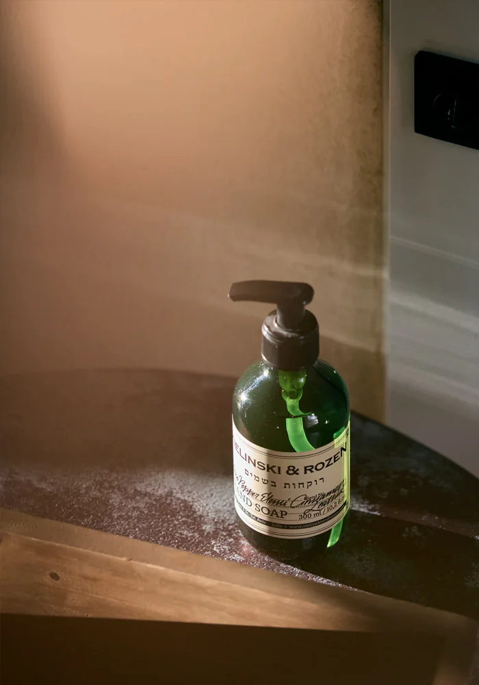 Savon Pour Les Mains Poivre Rose, Élémi Cannelle, Cuir 300ml – Image 2