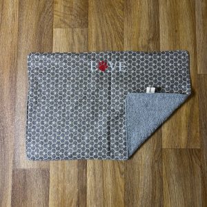 🐾 Tapis pour gamelle – Brodé (en stock)